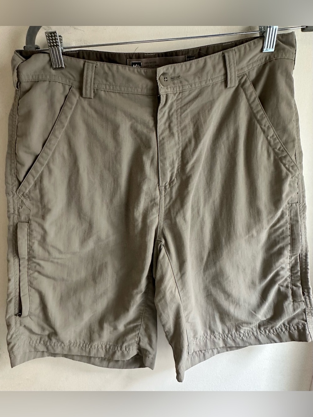 REI Men's Hiking Shorts 32W Khaki Nylon Zip Pocket Outdoor Travel Lightweight